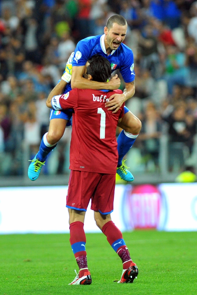 El arquero de Italia,  Gianluigi Buffon, celebra con Leonardo Bonucci la clasificación al Mundial.
