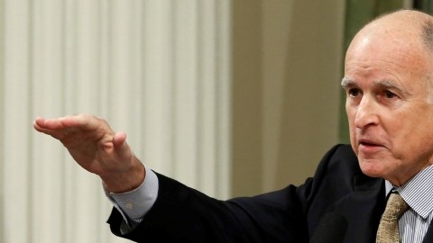 El gobernador Jerry Brown expresó hoy públicamente que está a favor y firmará el proyecto de ley que aumentará el salario mínimo a $10 dolares la hora, una vez que sea aprobado por los legisladores de California.
