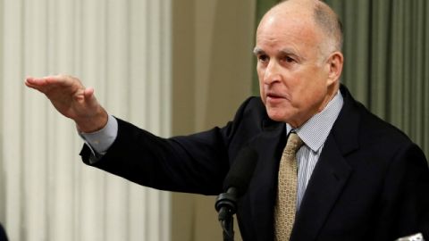 El gobernador Jerry Brown expresó hoy públicamente que está a favor y firmará el proyecto de ley que aumentará el salario mínimo a $10 dolares la hora, una vez que sea aprobado por los legisladores de California.