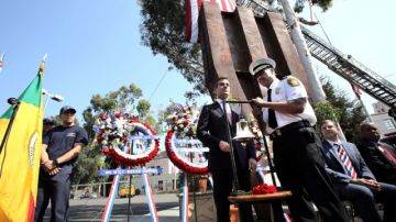 Eric Garcetti, alcalde de Los Ángeles, preside la ceremonia de conmemoración de los ataques del 11 de septiembre de 2001.