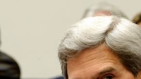 El secretario de Estado John Kerry escucha al general Martin Dempsey, jefe del Estado Mayor Conjunto de EEUU, durante una audiencia en la Cámara de Representantes sobre Siria.