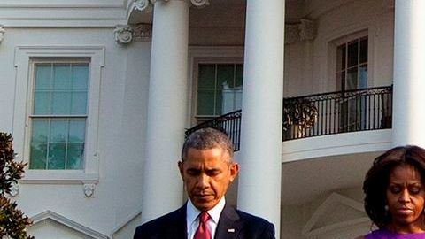 El presidente Barack Obama junto a la primera dama Michelle Obama, el vicepresidente Joe Biden y su esposa Jill Biden, observaron un momento de silencio en la Casa Blanca.