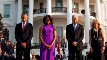 El presidente Barack Obama junto a la primera dama Michelle Obama, el vicepresidente Joe Biden y su esposa Jill Biden, observaron un momento de silencio en la Casa Blanca.