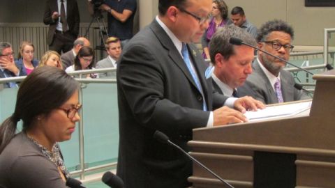 El asambleísta demócrata de Salinas, Luis Alejo, co-autor de la la AB60, hoy retiró el proyecto de ley sobre las licencias de manejo, evitando que siga su curso en la legislatura.