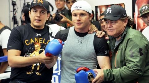 Eddie Reynoso (izq.), 'Canelo' Alvarez y Chepo Reynoso.