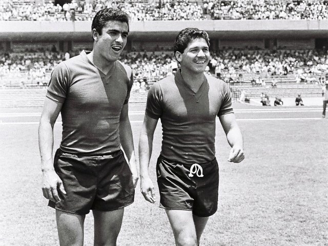 Salvador "Chava" Reyes (derecha) fue el autor del gol de la selección mexicana