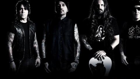 Alex González de Maná, Andreas Kisser de Sepultura, Flavio Cianciarulo de los Fabulosos Cadillacs y el cantante Andrés Giménez de la banda DMENTE forman De La Tierra.