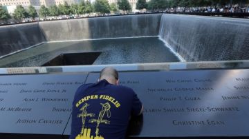 Dennis Palmer, de  Bayshore, N.Y., rinde tributo a las víctimas frente al Memorial que se ha levantado a las víctimas.