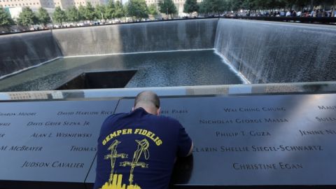 Dennis Palmer, de Bayshore, N.Y., rinde tributo a las víctimas frente al Memorial que se ha levantado a las víctimas.