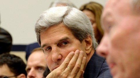 El secretario de Estado  John Kerry, escucha al general Martin Dempsey,   durante una audiencia sobre Siria.