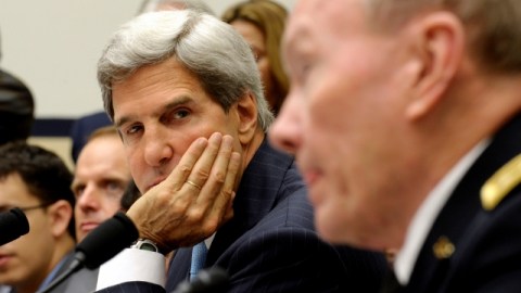 El secretario de Estado John Kerry, escucha al general Martin Dempsey, durante una audiencia sobre Siria.