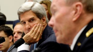 El secretario de Estado  John Kerry, escucha al general Martin Dempsey,   durante una audiencia sobre Siria.
