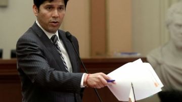 El Senador Kevin de León ha sido uno de los defensores de la AB60 que permitiría a indocumentados poseer una licencia de conducción en California.