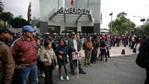 Los maestros realizar una asamblea para decidir si levantan o no el plantón.