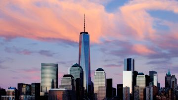 One World Trade Center se eleva sobre el horizonte de Manhattan.