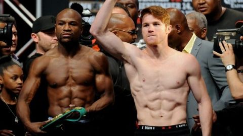 Floyd Mayweather Jr.(i), y Saúl 'Canelo' Álvarez dan el peso requerido para la pelea de boxeo del sábado, en Las Vegas.