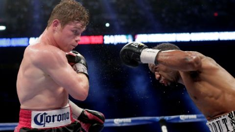 El 'Canelo' Álvarez ha demostrado tener quijada de granito. Aquí está a punto de ser conectado por Austin Trout.