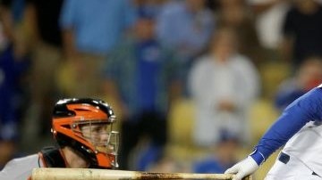 Adrián González golpeó un sencillo en la décima entrada que dio la ventaja 3-2 a los Dodgers antes los Gigantes.
