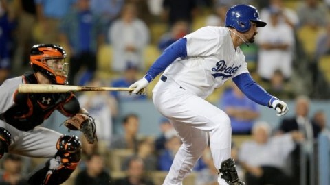 Adrián González golpeó un sencillo en la décima entrada que dio la ventaja 3-2 a los Dodgers antes los Gigantes.