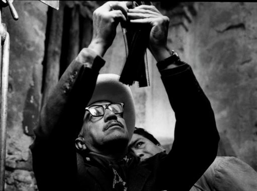 Gabriel Figueroa durante el rodaje de 'Sonatas', en 1959.