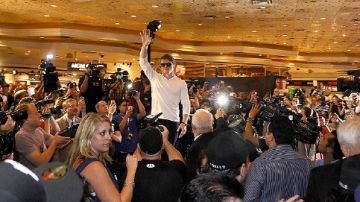 Saúl Álvarez  fue recibido en Las Vegas, el miércoles, por cientos de eufóricos aficionados que lo vitorearon.