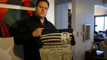 Sebastian Marroquín, hijo del ultimado capo colombiano de la droga, Pablo Escobar, muestra una camiseta de su nueva línea de ropa con la marca 'Escobar Henao', en su casa de Buenos Aires.