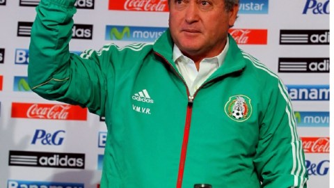 Víctor Manuel Vucetich saluda luego de ser presentado como el nuevo timonel de la selección mexicana.