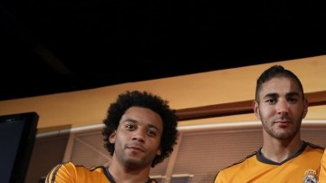 Marcelo Vieira (izq.),  Karim Benzema y Gareth Bale  presentan el uniforme del Madrid para la  Champions.