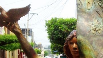 Esculturas que recrean el Grito de Independencia del cura Miguel Hidalgo y Costilla en el centro de Tlaquepaque, Jalisco.