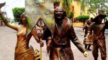 Esculturas que recrean el Grito de Independencia del cura Miguel Hidalgo y Costilla en el centro de Tlaquepaque, Jalisco.