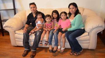 Abraham Martínez, su esposa Blanca Lino y sus cuatro niñas.