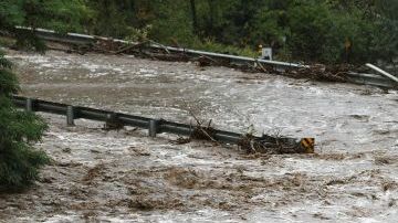 Residentes de Lefthand Canyon, al sur de Lyons, observan las inundaciones en la zona.