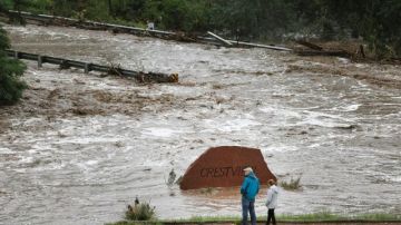 Residentes de Lefthand Canyon, al sur de Lyons, observan las inundaciones en la zona.