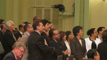 Los legisladores latinos de California se agruparon para escuchar la votación en la Asamblea.