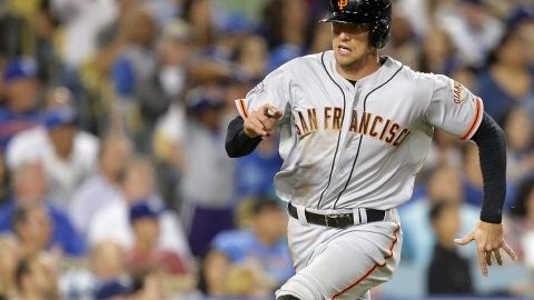 Hunter Pence corre hacia el plato para anotar en el séptimo inning de un juego de béisbol contra los Dodgers de Los Ángeles.