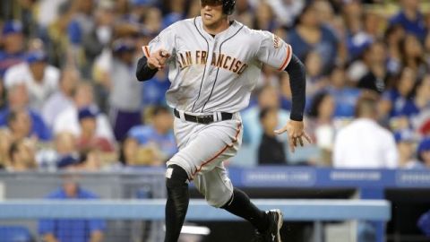 Hunter Pence corre hacia el plato para anotar en el séptimo inning de un juego de béisbol contra los Dodgers de Los Ángeles.