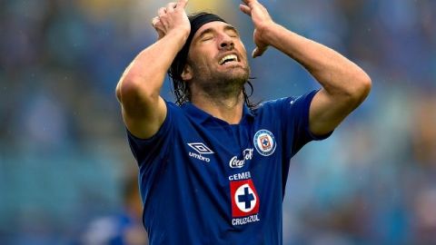 El delantero argentino del Cruz Azul, Hugo Mariano Pavone, se lamenta tras fallar una oportunidad clara de gol