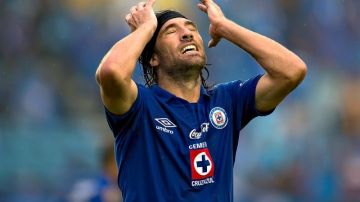 El delantero argentino del Cruz Azul, Hugo Mariano Pavone, se lamenta tras fallar una oportunidad clara de gol