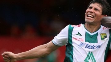 Cristian Martínez Borja intenta ganar el esférico