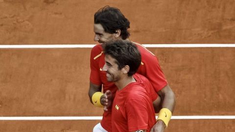 Se rifaron en la cancha los españoles.