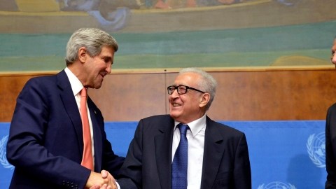 El secretario norteamericano de Estado, John Kerry y su colega ruso Serguei Lavrov discuten asegurar el arsenal químico sirio