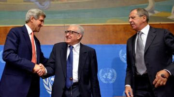 El secretario norteamericano de Estado, John Kerry y su colega ruso Serguei Lavrov discuten asegurar el arsenal químico sirio