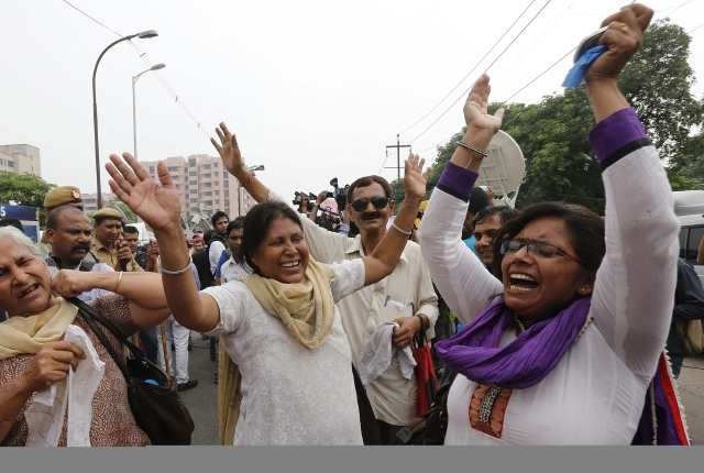 Un grupo de ciudadanos celebra el veredicto. El ataque a la joven desató una ola de protestas multitudinarias en la India y dio pie a un profundo debate sobre la discriminación de las mujeres en el país.