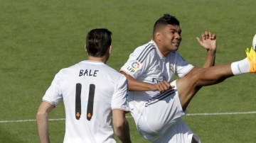 Bale, Casemiro y Modric (izq. a der.) tratan de dominar el balón la práctica de ayer del Real Madrid.
