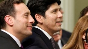 Legisladores latinos agarrados unos de los otros, observaban sin pestañear el conteo de votos por las licencias de manejo para los indocumentados, incluído el autor de la medida, Luis Alejo (centro).