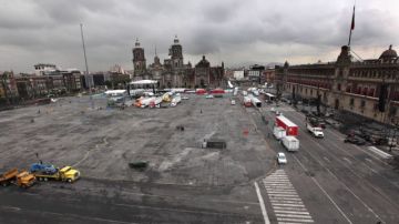 Así lucía el Zócalo de la Ciudad de México el sábado por la mañana, después de que las autoridades desalojaran a los maestros que protestaban las reformas educativas.