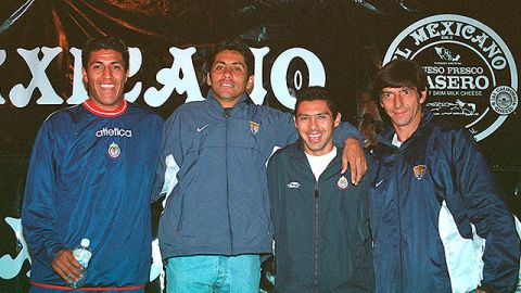 Jorge Campos (segundo de izquierda a derecha) es un ícono del fútbol mexicano.