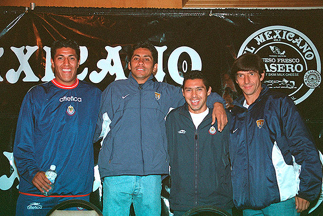 Jorge Campos (segundo de izquierda a derecha) es un ícono del fútbol mexicano.