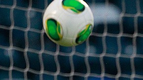 El también seleccionado por Portugal en acción.