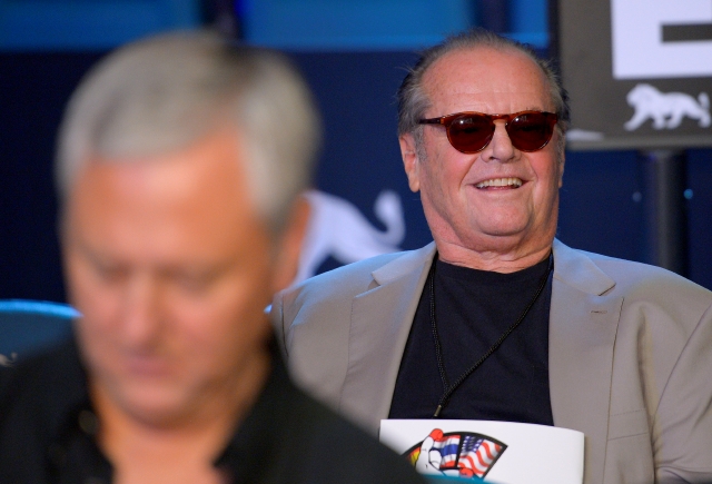 El actor Jack Nicholson es visto antes de el arranque de la pelea entre Floyd Mayweather Jr. y 'Canelo' Álvarez.
